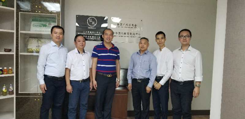 國際部合伙人黃文超（左一），林健偉（左二）國際部總監吳琪（右一）執行董事粟宥朝（左三），泰國廣西總商會(huì )副主席劉漢政（右二），泰國華人青年商會(huì )會(huì )長(cháng)助理黃志乾(右三)