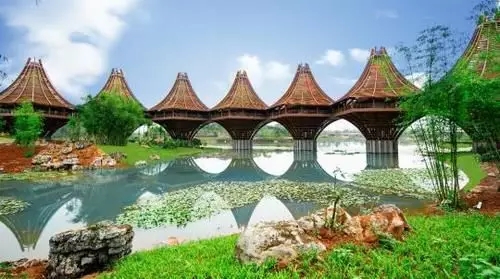 圖為中國-東盟友誼館。該建筑以廣西的風(fēng)雨橋為原型，寓意“手拉手，心連心”。表達中國與東盟十國睦鄰友好、合作共贏(yíng)之意。