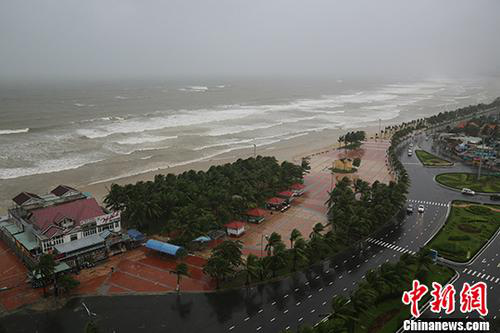 資料圖：2017年11月5日，越南峴港某處海灘風(fēng)雨交加。