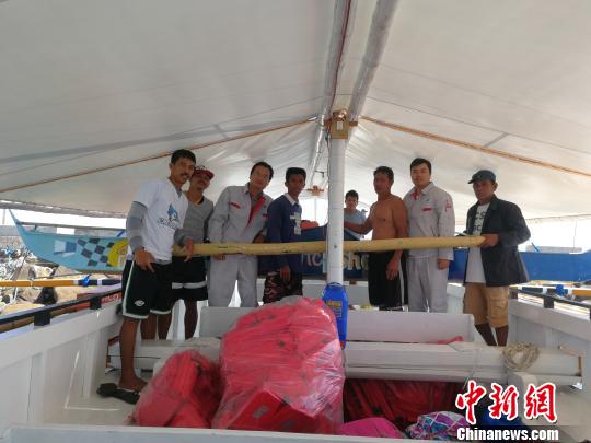 中國援助菲律賓PGN大橋工程可行性研究項目”(ThePanay-Guimaras-NegrosBridgeProject)海洋水深測量勘測人員,3月1日在吉馬拉斯海峽作業(yè)時(shí),成功營(yíng)救兩名菲律賓落水漁民。圖為兩位漁民及家屬對進(jìn)行營(yíng)救的中國勘測人員合影表達感謝。 中交公路規劃設計院有限公司 攝 中國援助菲律賓PGN大橋工程可行性研究項目”(ThePanay-Guimaras-NegrosBridgeProject)海洋水深測量勘測人員,3月1日在吉馬拉斯海峽作業(yè)時(shí),成功營(yíng)救兩名菲律賓落水漁民。圖為兩位漁民及家屬對進(jìn)行營(yíng)救的中國勘測人員合影表達感謝。 中交公路規劃設計院有限公司 攝