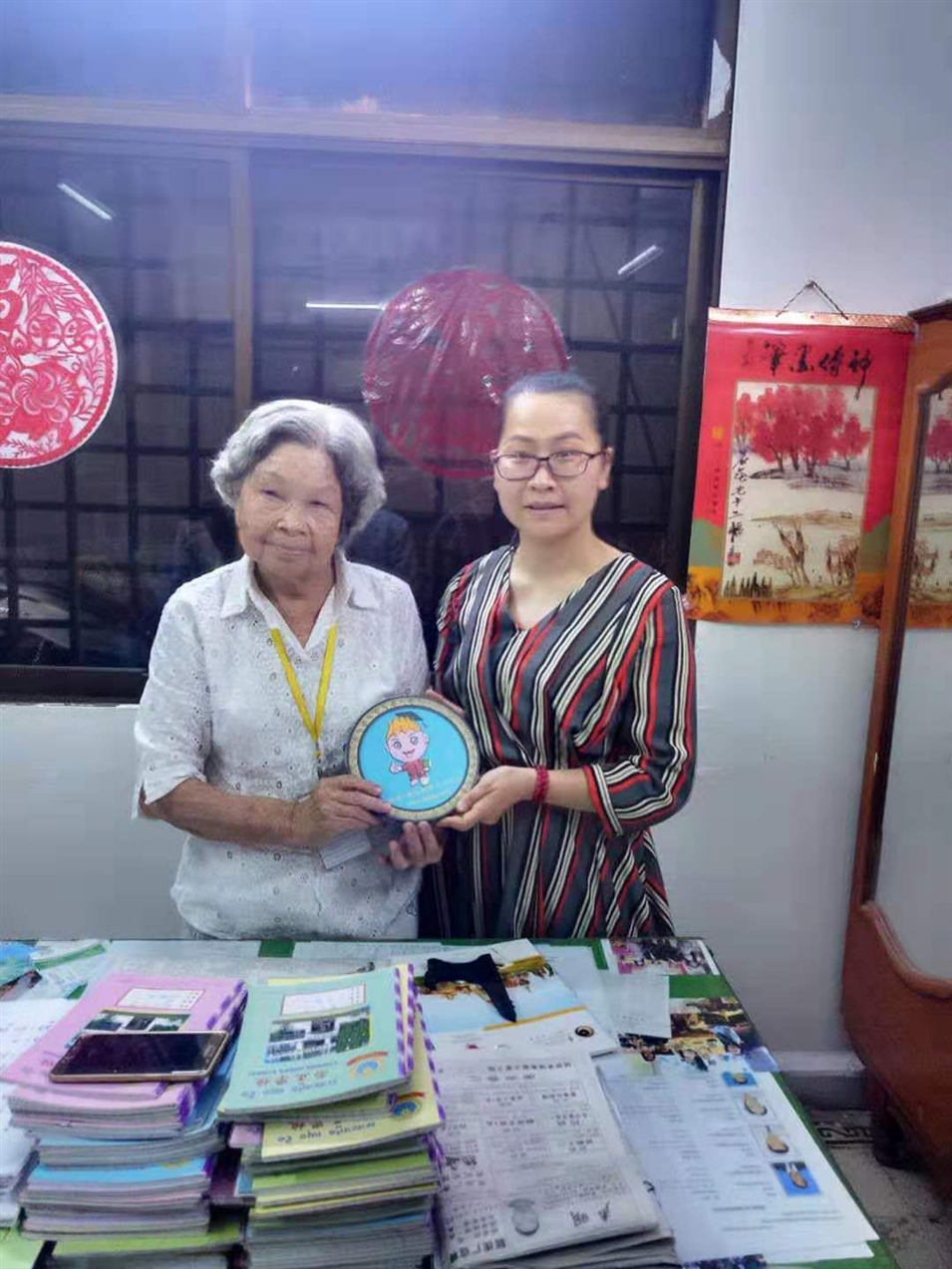 與崇正學(xué)校周校長(cháng)合影