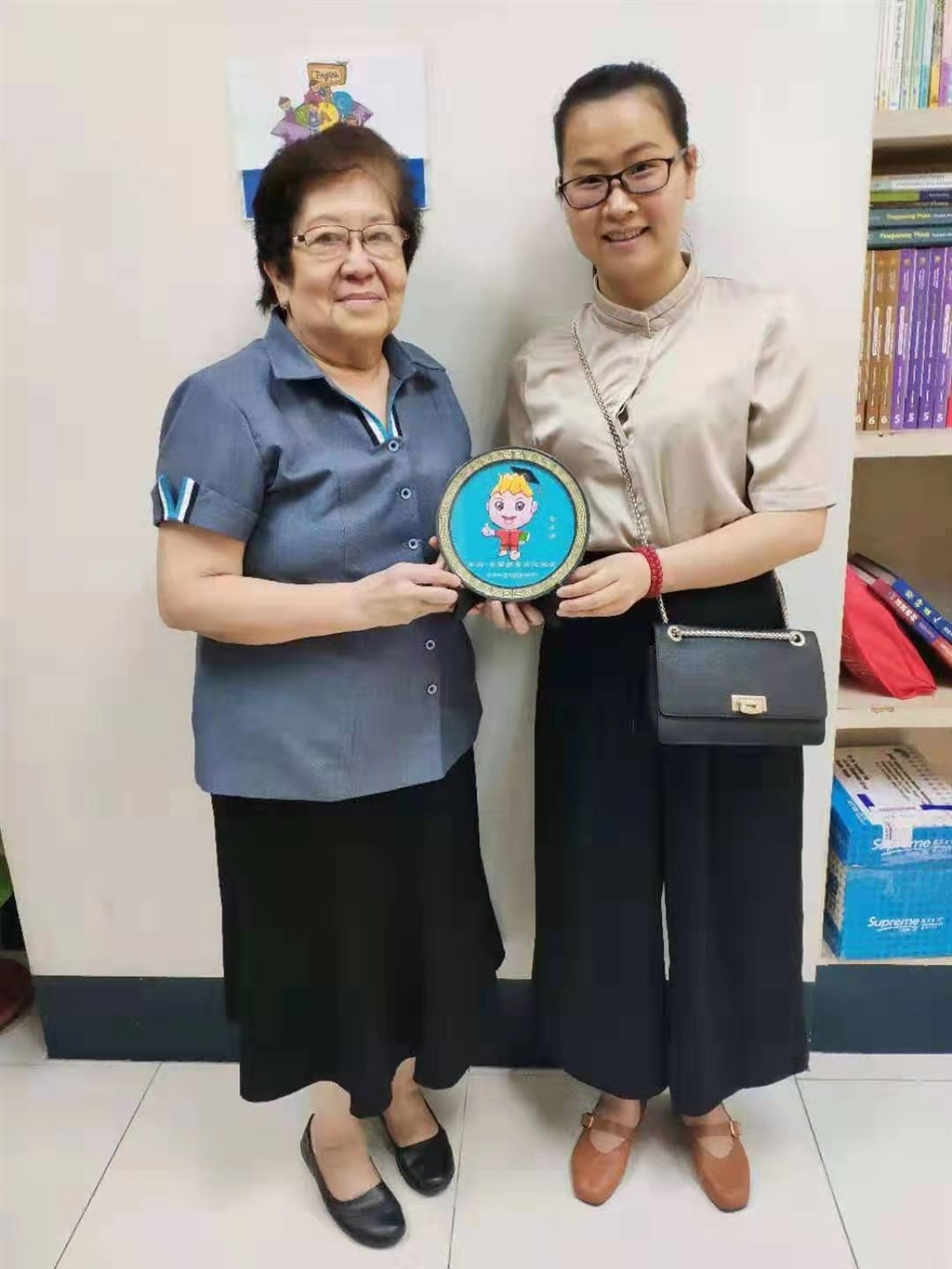 與嘉南中學(xué)許麗玲副校長(cháng)合影